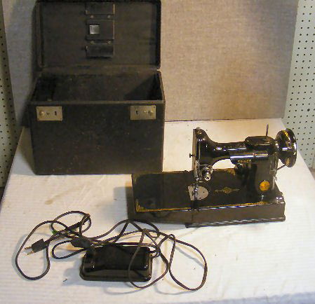 Singer Featherweight sewing machine with case in good: Singer Featherweight sewing machine with case in good working order