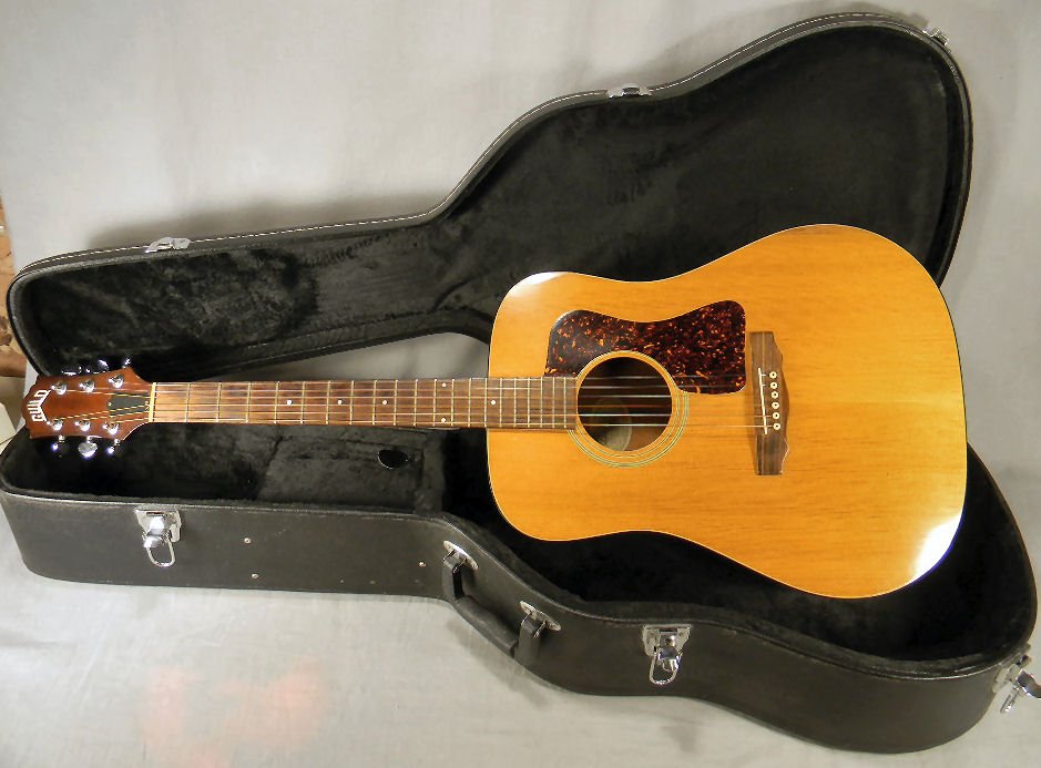 Guild D-25 guitar, excellent condition: Guild D-25 guitar, excellent condition, minor scuffs and scratches, wear on edges, hard case, 41.5" long