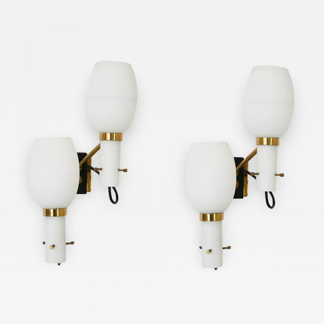 Pair of wall lamps STILNOVO, 1950: Pair of Stilnovo wall sconces from 1950, in brass and opaline glass Dim: Height 25 cm, lumen holder diameter 12 cm