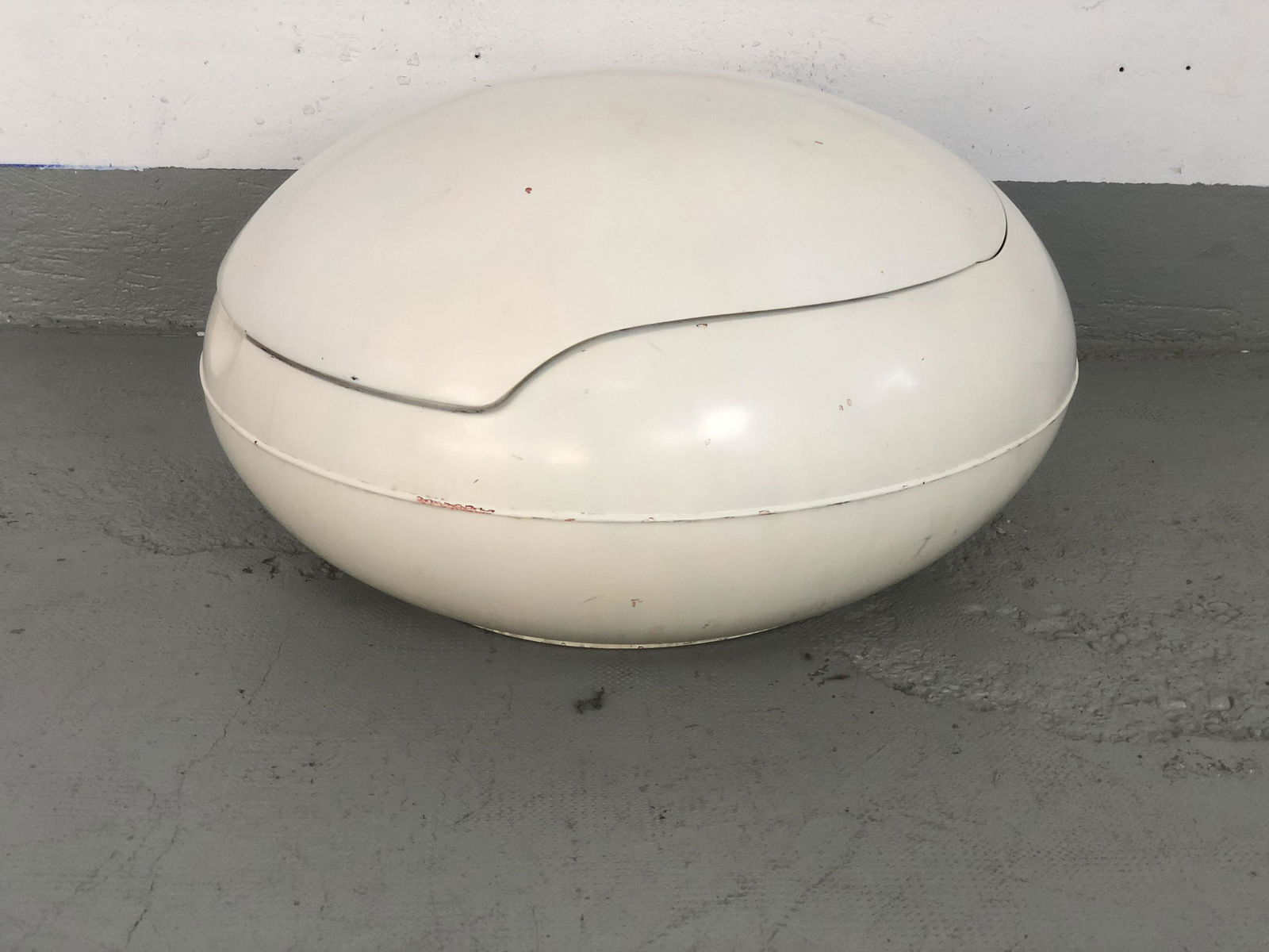 Egg Chair Vintage by Peter Ghyczy, Hungarian, 1968: Made from fibreglass with a lacquered coating.Dim: H 100cm, W 75cm