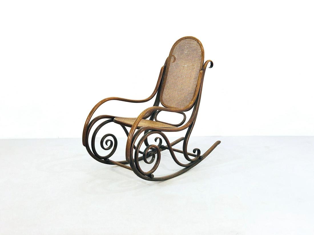 Rocking chair No. 1 by Thonet, early 20th century: Rocking chair, with curved wooden frame, seat and backrest in vienna straw . In steam-curved beech, with the technique developed by designer Michael Thonet. Material Beech, vienna straw. Dim: Width 56
