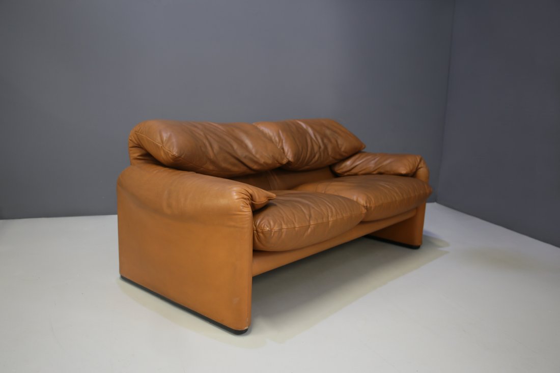 Maralunga sofa by Vico Magistretti for Cassina, Italy,: two-seater caramel-colored leather sofa without tears. Dim: Width 174 cm,Depth 90 cm, Height 80 cm