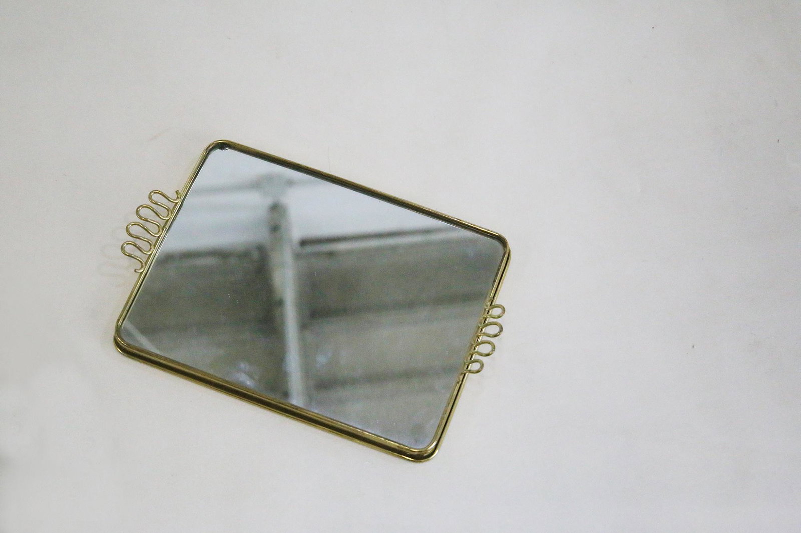 Osvaldo Borsani Mirror 1950s: Small mirror attributed to Osvaldo borsani of 1950, in brass and glass Dim: H31CM, W23 CM, D 3 CM