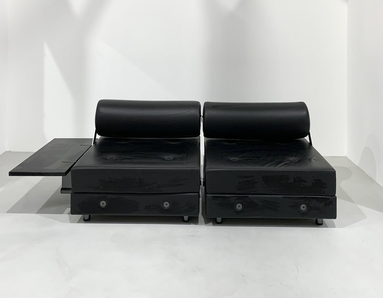 Jean Michel Wilmotte - Todo Modo Leather & Lacquered: Width 90 cm Depth 88 cm Height 72 cm, Materials: Metal, Leather. Color Black. The sofa system was born from the 1993 project for the Louvre, from the idea of setting up the rooms with a seat designed 