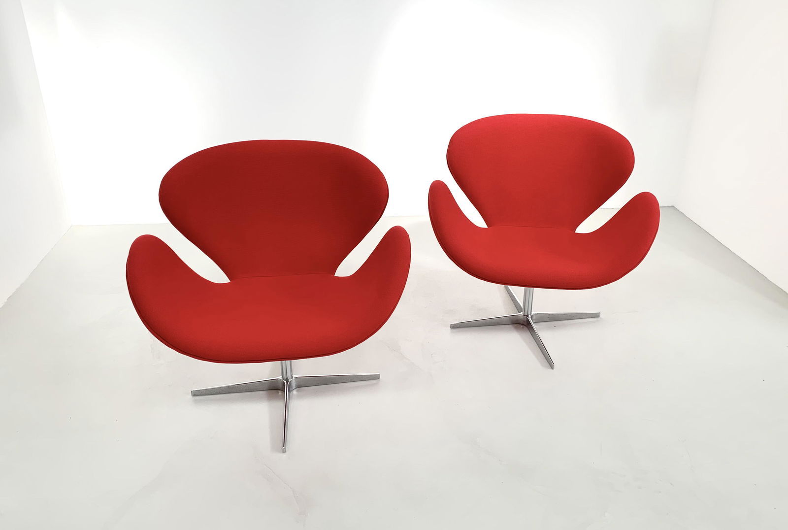 Arne Jacobsen - Chairs Model Swan for Fritz Hansen, Set: Width 86 cm Depth 70 cm Height 85 cm Materials: Aluminum, Textile, Color Red, Silver
