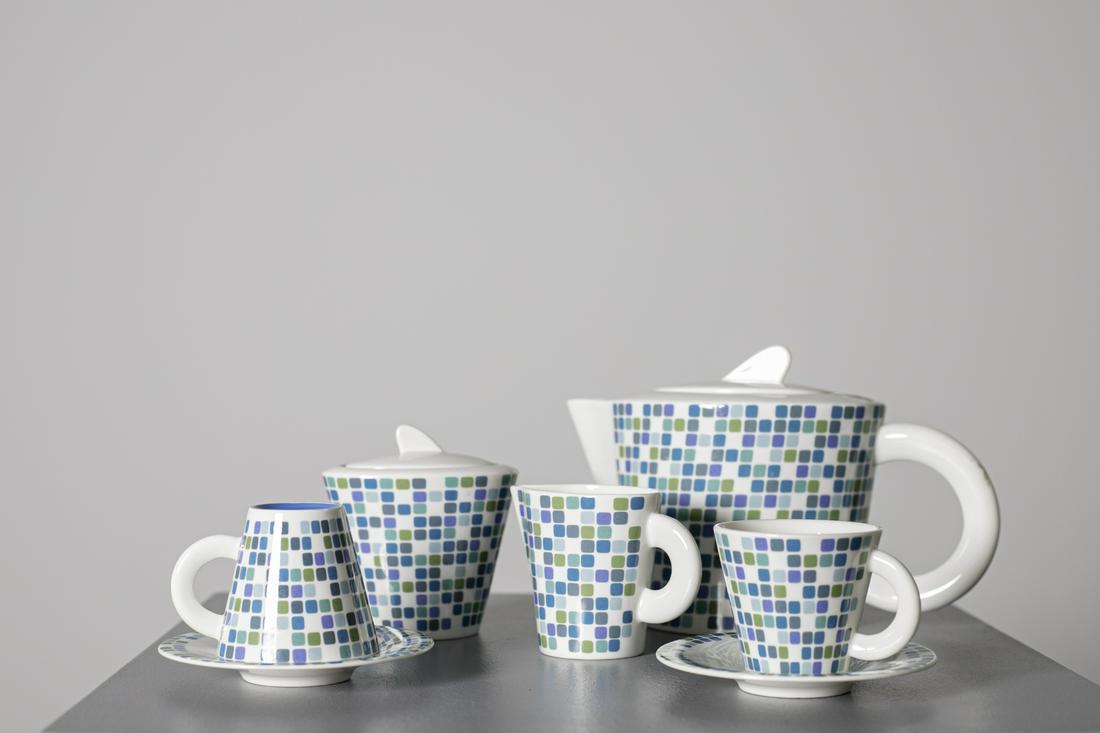 Gio Ponti Tea Set for Pozzi Ginori in Blue and White: Elegant ceramic tete Ã tete tea set designed by Gio Ponti for the Italian manufacturer Pozzi Ginori in the late 1970s. The set is composed of a teapot, sugar bowl, milk jug and two porcelain cups a