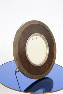 Nucci Valsecchi photo frame round, signed: Italian photo holder by Nucci Valsecchi round. Made of brass and wood. Excellent workmanship. signed on the back. 1960-70s.Dimensions: H 40 CM, Diameter 40 cm, depth 19 cm.