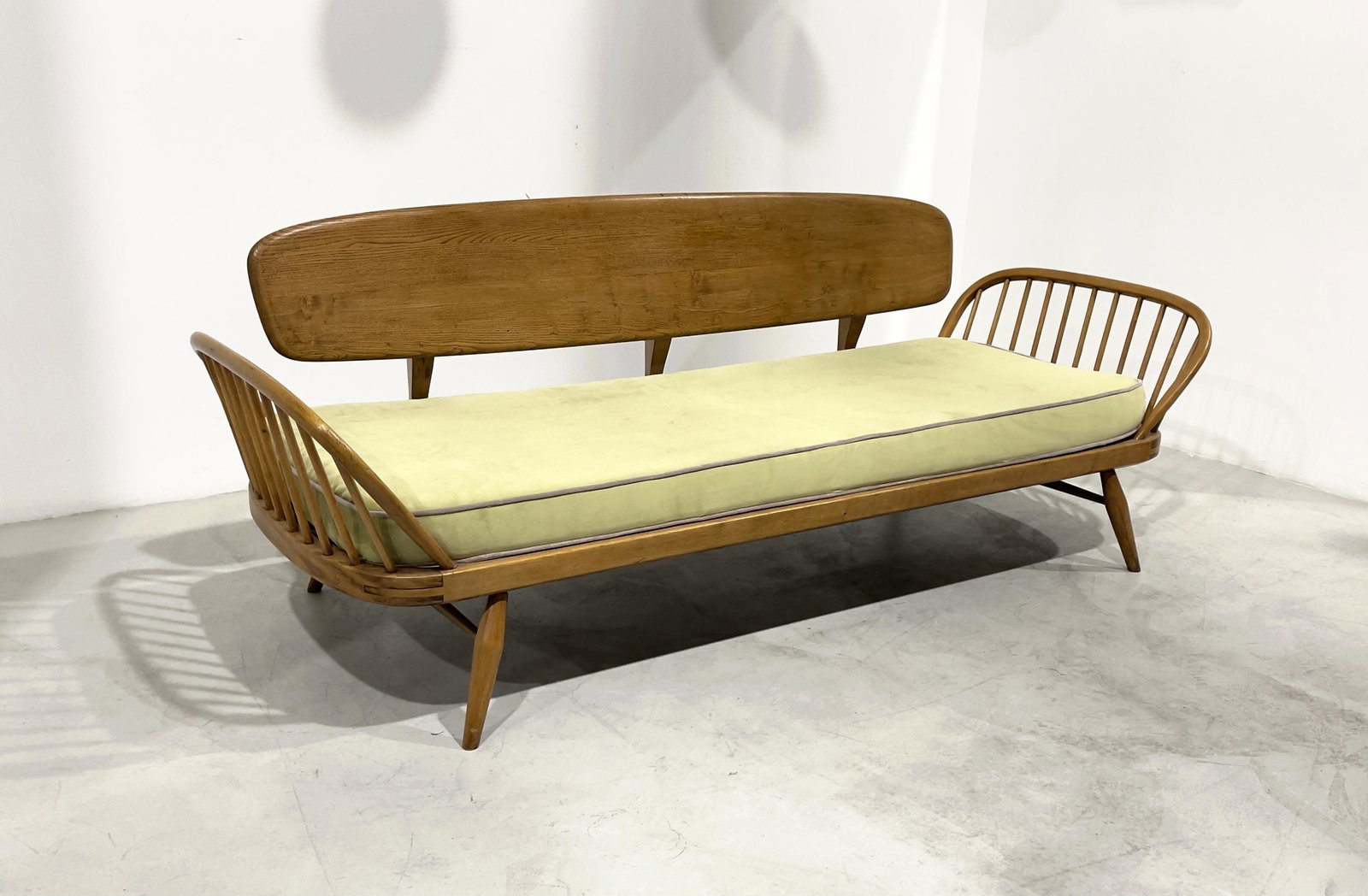 Ercol Daybed Design Lucian Ercolani , 1960s: Daybed sofa designed by the Anglo-Italian Lucian ERCOLANI and manufactured by Ercol in England, in the 60s. Renoved, removable cushion and foam. Structure in solid wood and yellow fabric. L 208/ H 77/