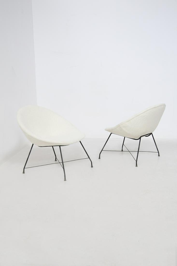 White Armchairs By Augusto Bozzi for Saporiti Italia: Very elegant pair of armchairs designed by Augusto Bozzi for Saporiti Italia in the 1950s.These beautiful seats were made of painted iron and brass for the base of the frame and the legs.Seat and back