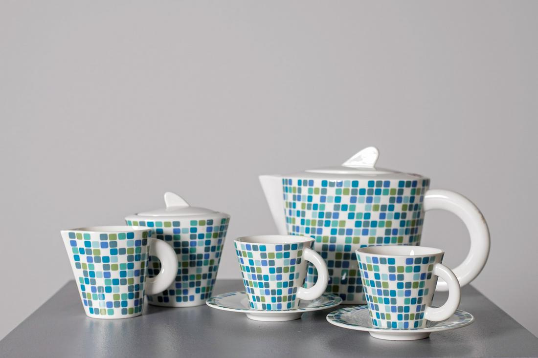 Gio Ponti Tea Set for Pozzi Ginori: Height: 18 cm Width: 29 cm Depth: 14 cm Tea set by Ponti for Pozzi Ginori from the 70s. In ceramic: three cups, a sugar bowl and a teapot.