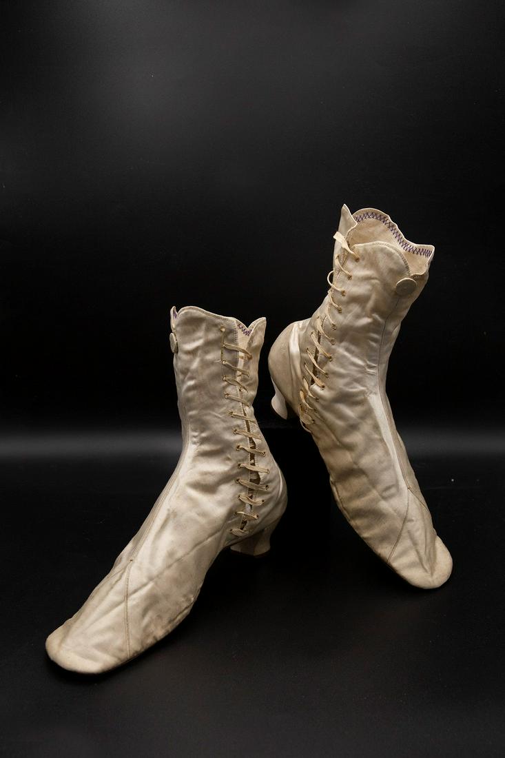 Wedding boot from the 1800s: Height: 23 cm Width: 26 cm Depth: 7.5 cm Bridal boot from the 1800s, probably dating from the Victorian era. Entirely handmade, no number. Lace-up closure, cream-colored satin fabric, small heel. Meas