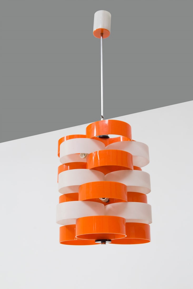 Space age Chandelier: Height 91 cm, Diameter 33 cm Italian Pendant Space Age 70s. Steel structure and made of round plexiglass circles of different colors, white and orange. Inside we find 6 lights