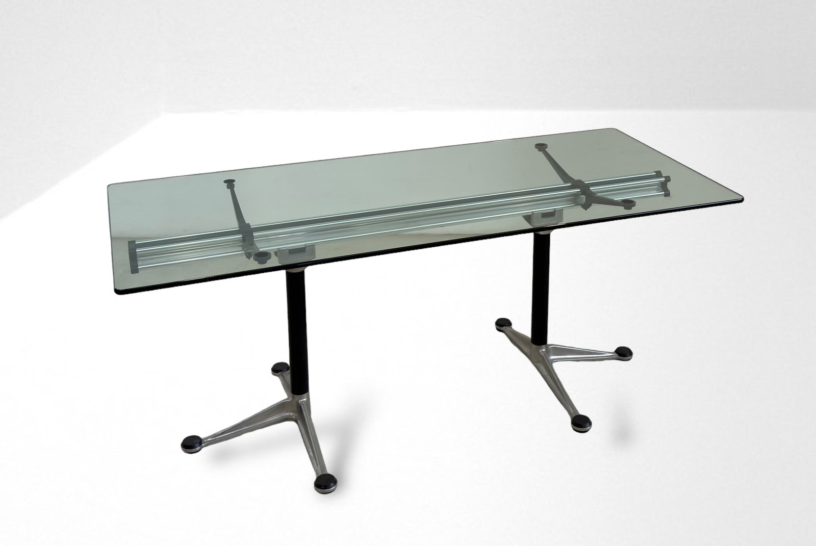 Bruce Burdick Table/Desk: Width: 180 cm Depth: 80 cm Height: 73 cm Burdick Group-Systeem mod. desk table in chromed and painted aluminum with clear glass top. Bruce Burdick, prod. Herman Miller. Manufacturer's mark present. 19