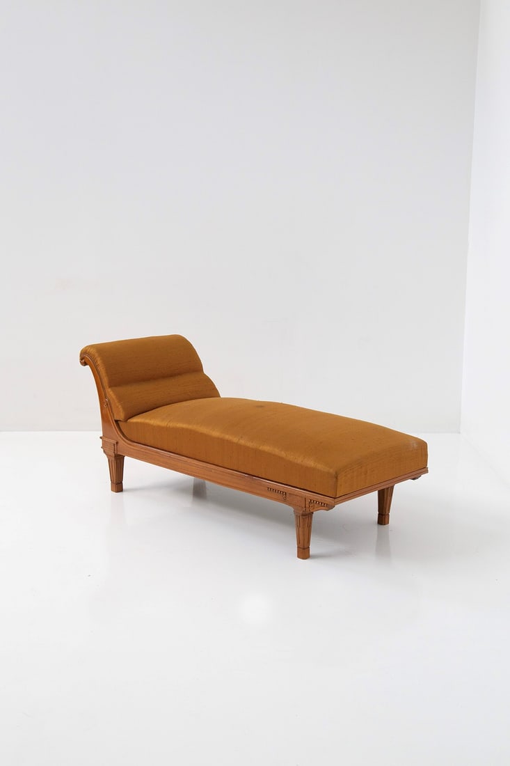 Chaise lounge Art Decò: Height: 77 cm, Width: 175 cm, Depth: 67 cm French Art Deco chaise lounge or dourmose made of wood and upholstered in satin.