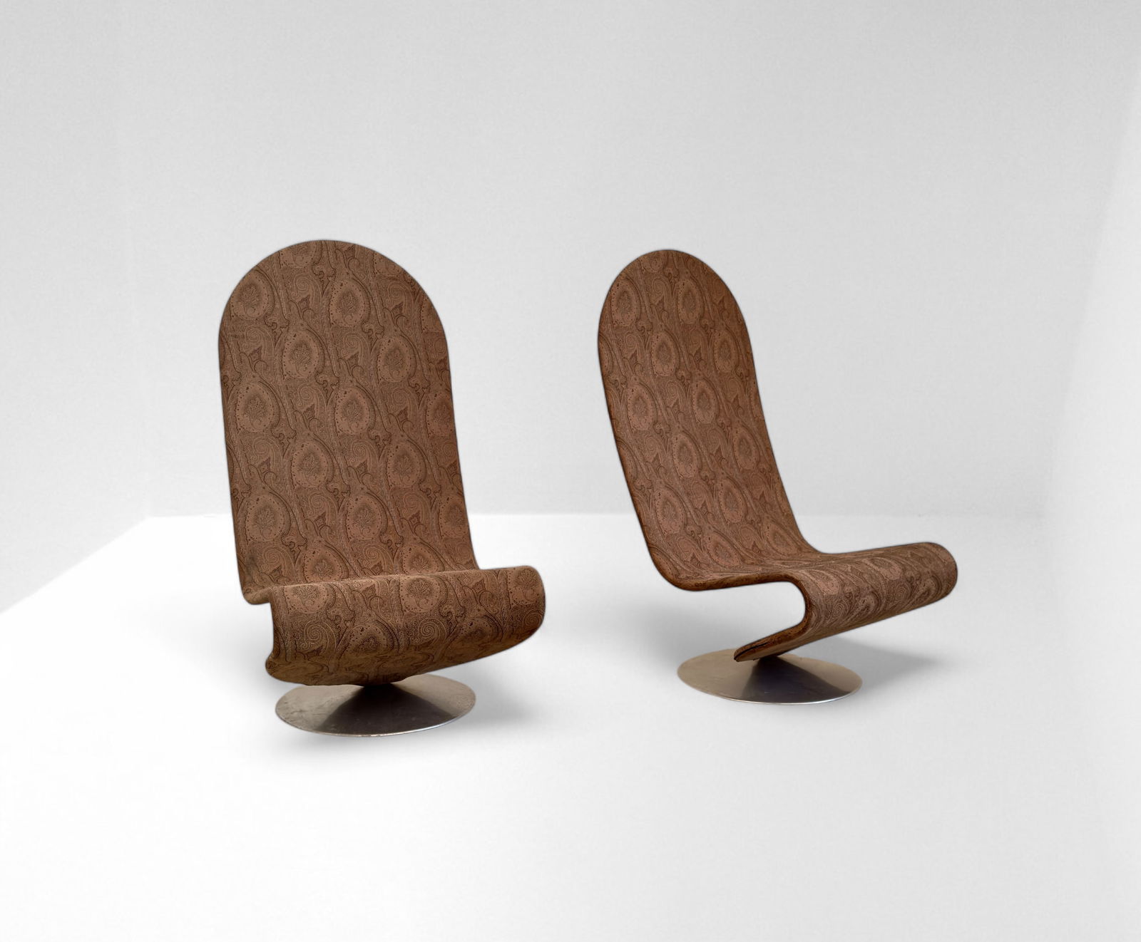 Fritz Hansen - Verner Panton , System 1-2-3 Armchairs: Width 60 cm, Depth 78 cm, Height 114 cm Seat height 38 cm Pair of System 1-2-3 armchairs with S-shaped seat with steel tube frame and aluminum base. Upholstery in ETRO fabric. Manufacturer: Fritz Hans