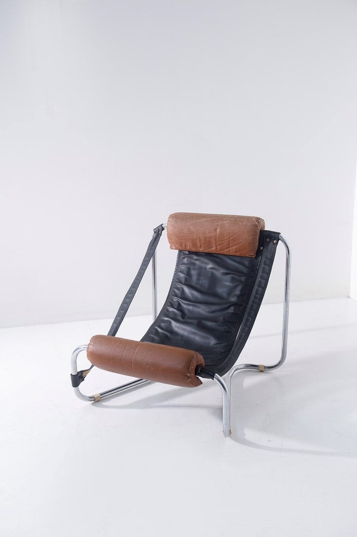 Italian sculptural chaise lounge chair: Height: 82 cm Width: 80 cm Depth: 95 cm 1970s Italian chaise lounge chair. Chrome-plated steel frame. Leather and leather seat.