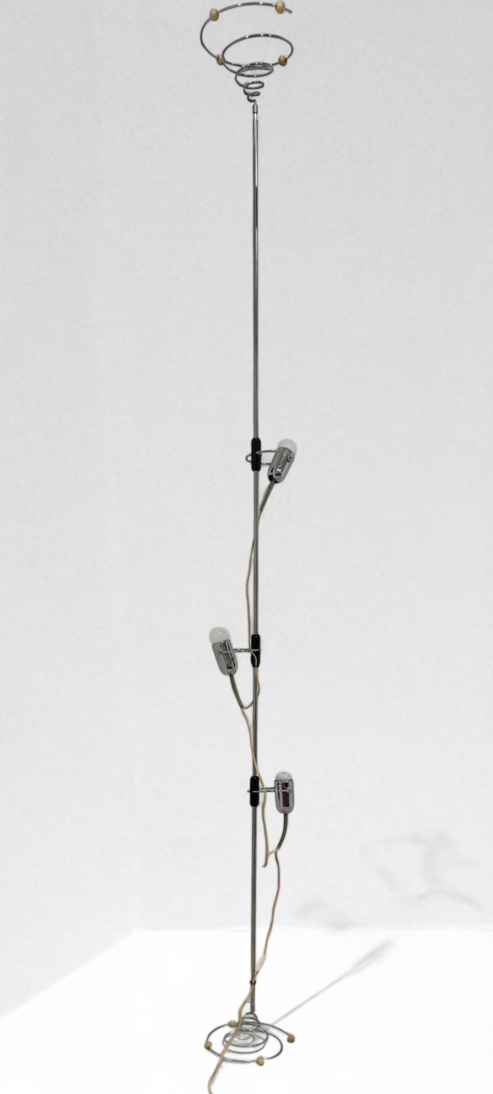Francesco Fois - Reggiani , Floor lamp: Height 295 cm Diameter 30 cmFrancesco Fois Chromed metal floor lamp model ''Cielo Terra'' 464 . Prod. Reggiani, c. 1960. Publications: Reggiani general catalog.