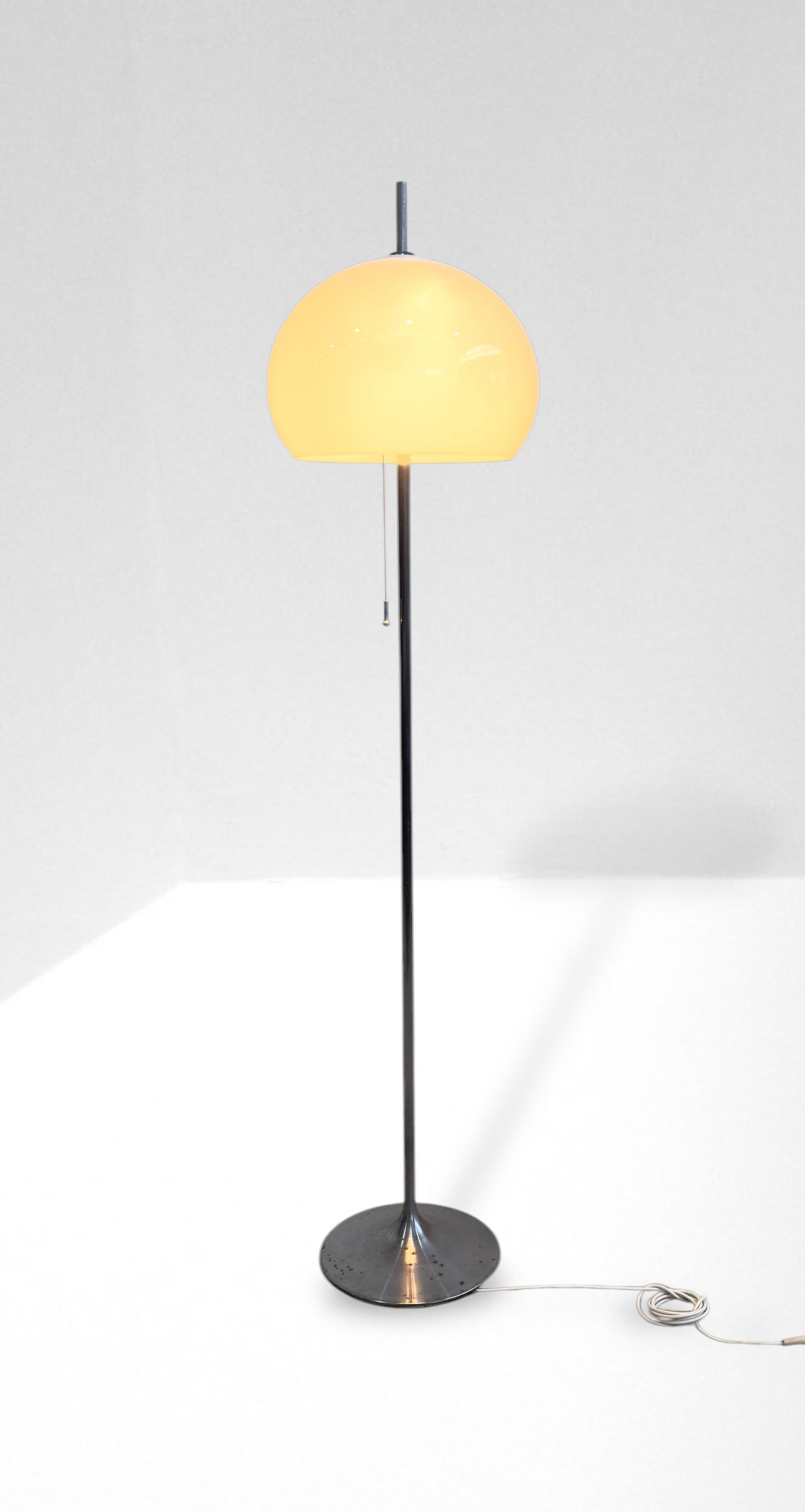 Harvey Guzzini Floor lamp: Height 175 cm Diameter 40 cmFloor lamp designed and produced by Guzzini in the 1970s.Chrome metal stem and perspex diffuser.