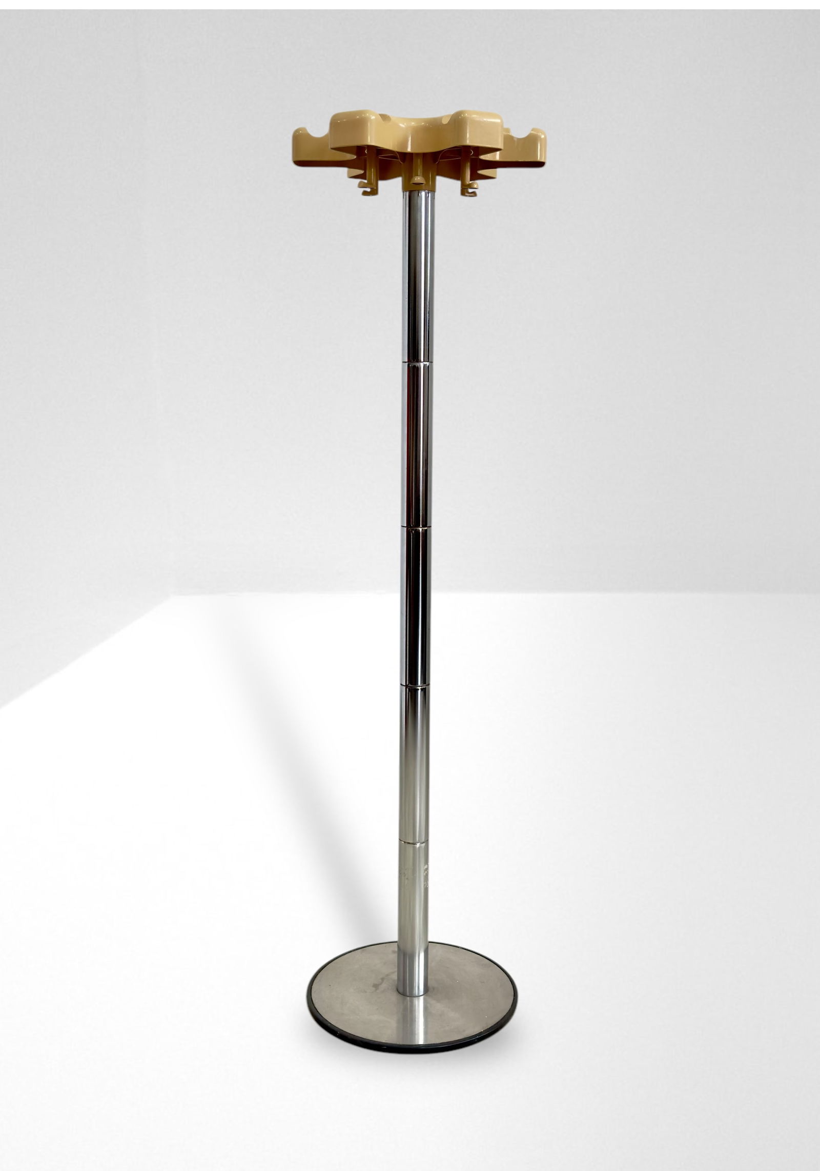 Velca Coat rack: Height 163 cm Diameter 46 cmCoat rack nmodel VIP made of chrome metal, plastic. Designers Roberto Lucci e Paolo Orlandini. Prod. Velca 1970s. Present manufacturer label,.