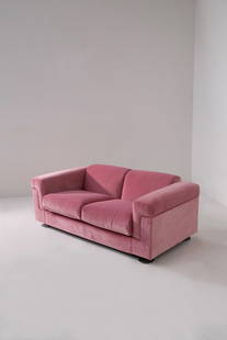 Valeria Borsani    Tecno sofa D120: Height: 62 cm, Width: 222 cm, Depth: 86 cmD120 sofa in pink velvet Valeria Borsani and Alfredo Bonetti for Tecno 1970s reupholstered in pink velvet. Metal feet
