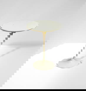 Eero  Saarinen    Tulip Coffee Table for Knoll International: Height 52 cm Diameter 40 cmCoffee table designed by Eero Saarinen in the 1950s for Knoll International. 1970s production.Stem leg in painted die-cast aluminum and round top in white laminate. Present