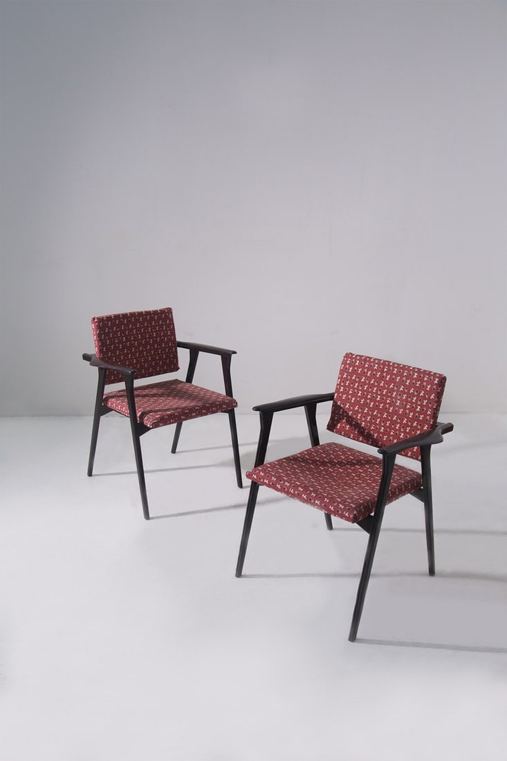 Franco Albini Pair of chairs in the style: Height: 75 cm Width: 59 cm Depth: 55 cm Pair of armchairs in the Franco Albini Poggi style from the 1950s. Original fabric from the period.