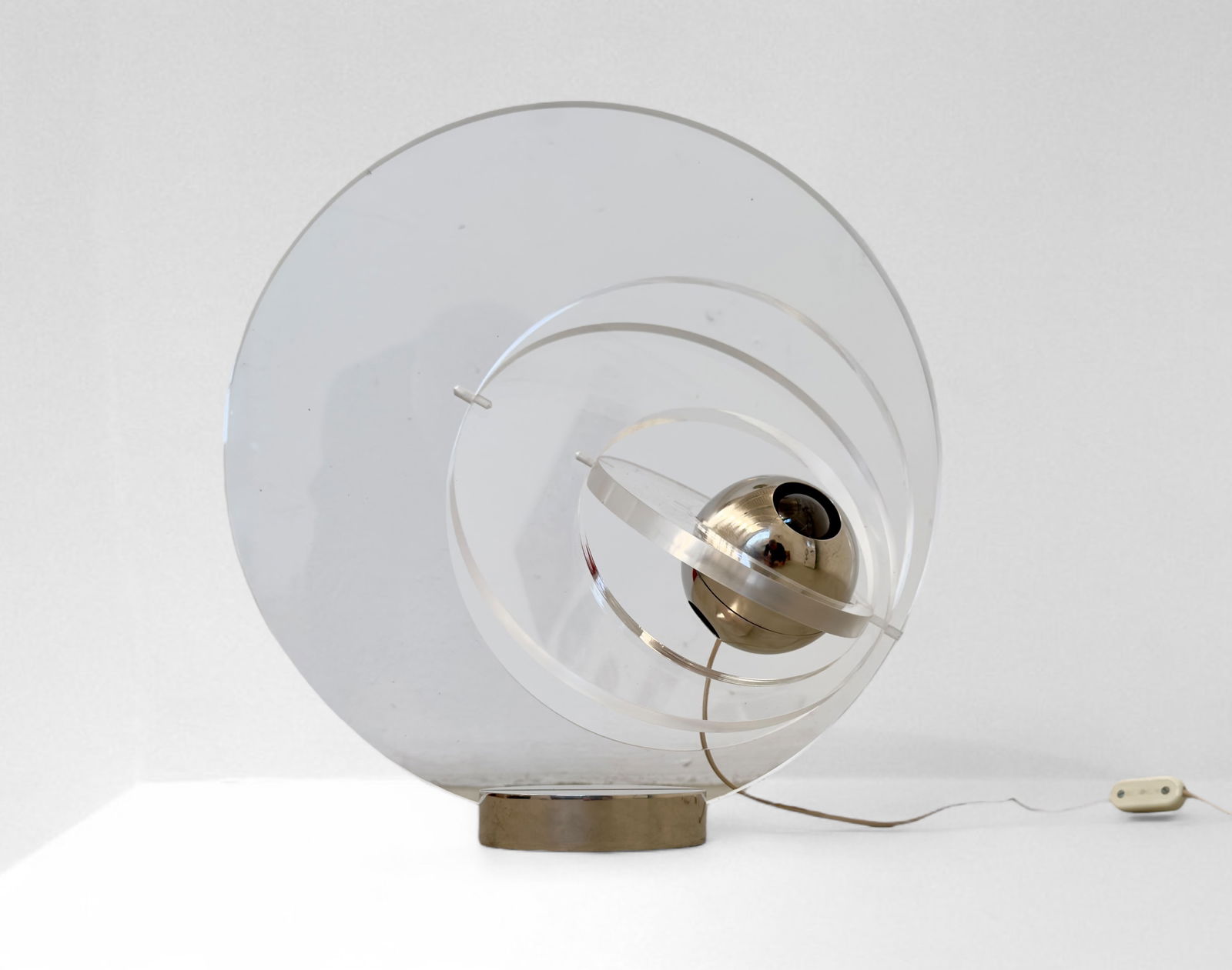 Yonel Lebovici - Pierre Cardin , Satellite table lamp: Width 40 cm Depth 13 cm Height 43 cm Satellite lamp consisting of three transparent Plexiglas discs and a central chrome-plated metal sphere. 1970s.Similar example illustrated: M. Chartier, Yonel Lebo