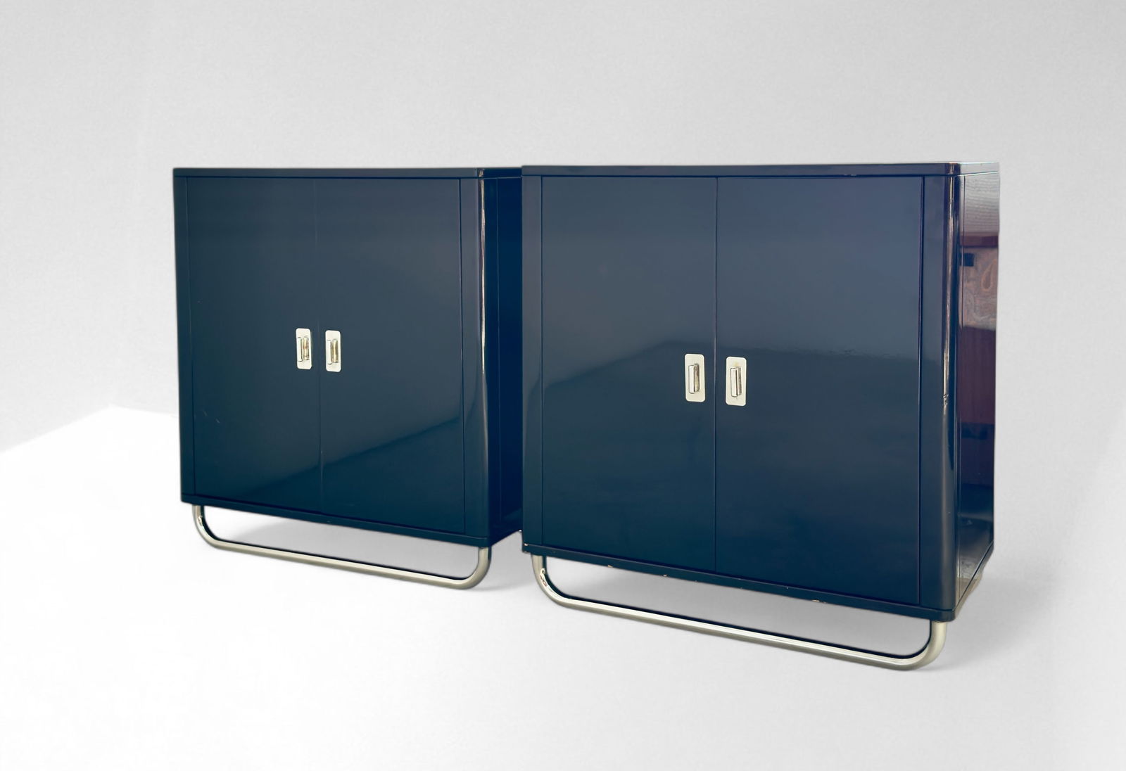 Guido Faleschini - . i 4 Mariani , Pair of sideboards: Width 75 cm Depth 42 cm Height 80 cm Pair of two-door sideboards in glossy lacquer, chrome tubular legs. Guido Faleschini. Manufactured by I 4 Mariani, Italy, 1970s