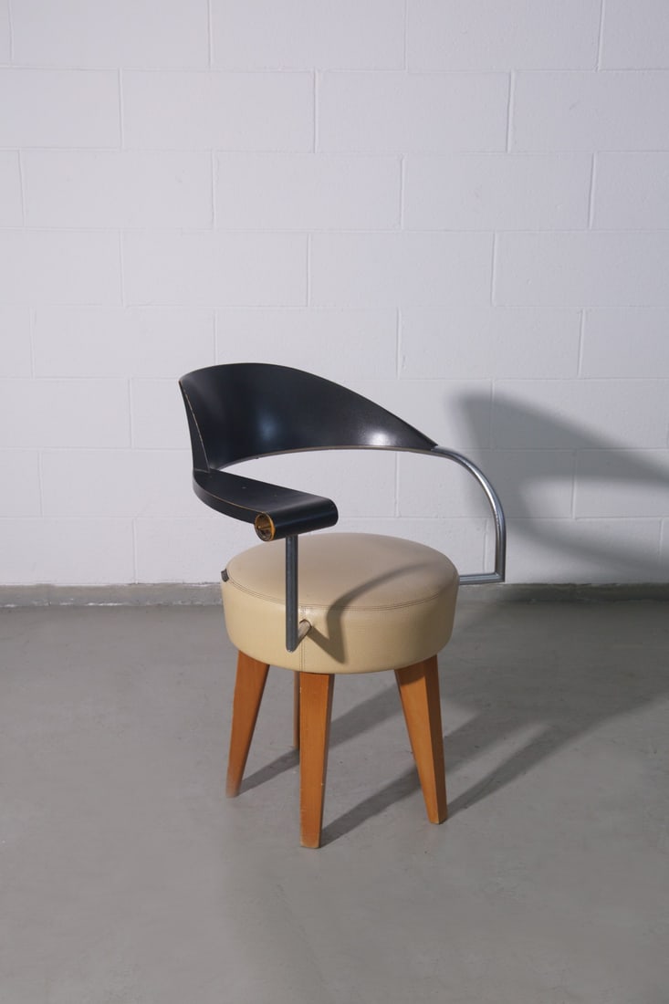 Philippe Starck "Techno" armchair: Height: 90 cm Width: 65 cm Depth: 55 cm Produced by Maletti for L'Oréal Paris, this chair is an ultra-limited edition with a wooden base. It dates back to the 1980s. The chair has a metal frame and a