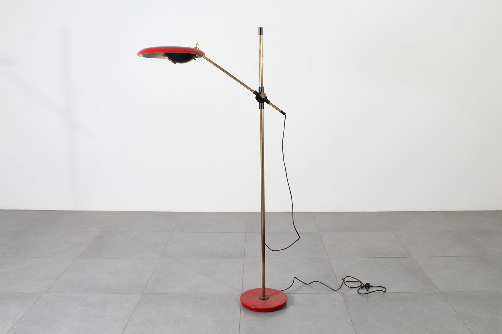 Oscar Torlasco Floor lamp: 85X36X175 (155) cm Adjustable floor lamp, model 555T by Oscar Torlasco for Lumi, in brass and lacquered aluminum, metal, and glass. Italy, 1960s.