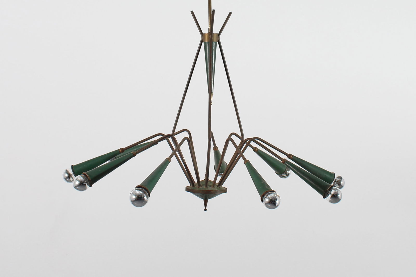 Oscar Torlasco Chandelier: Diameter 77 cm Height 130 cm Geometric chandelier with 12 arms in brass and lacquered metal. By Oscar Torlasco for Lumi, Italy, 1950s.