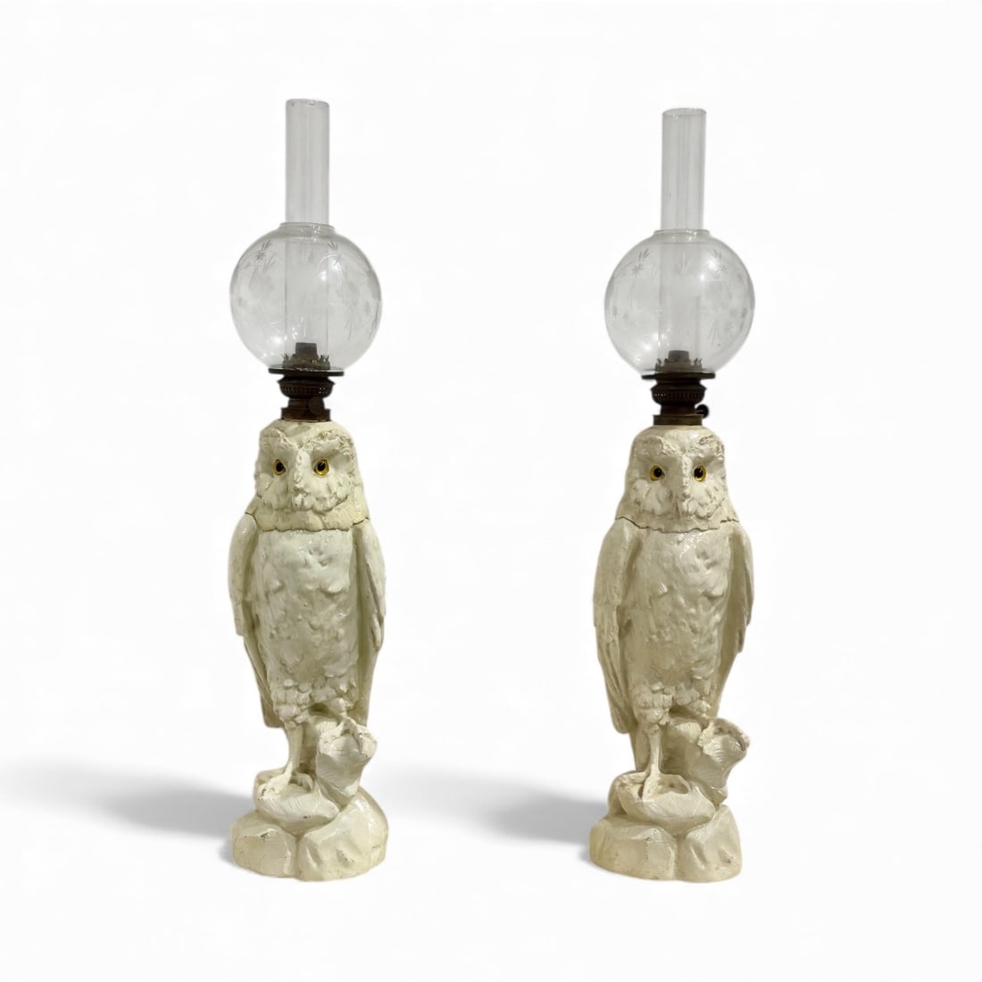 Manifattura Tedesca Pair of large lamp: Height 90 cm Diameter approx. 20 cm Pair of large ceramic oil lamps in the shape of owls, with glass eyes and glass lampshades. Germany, late 19th century.