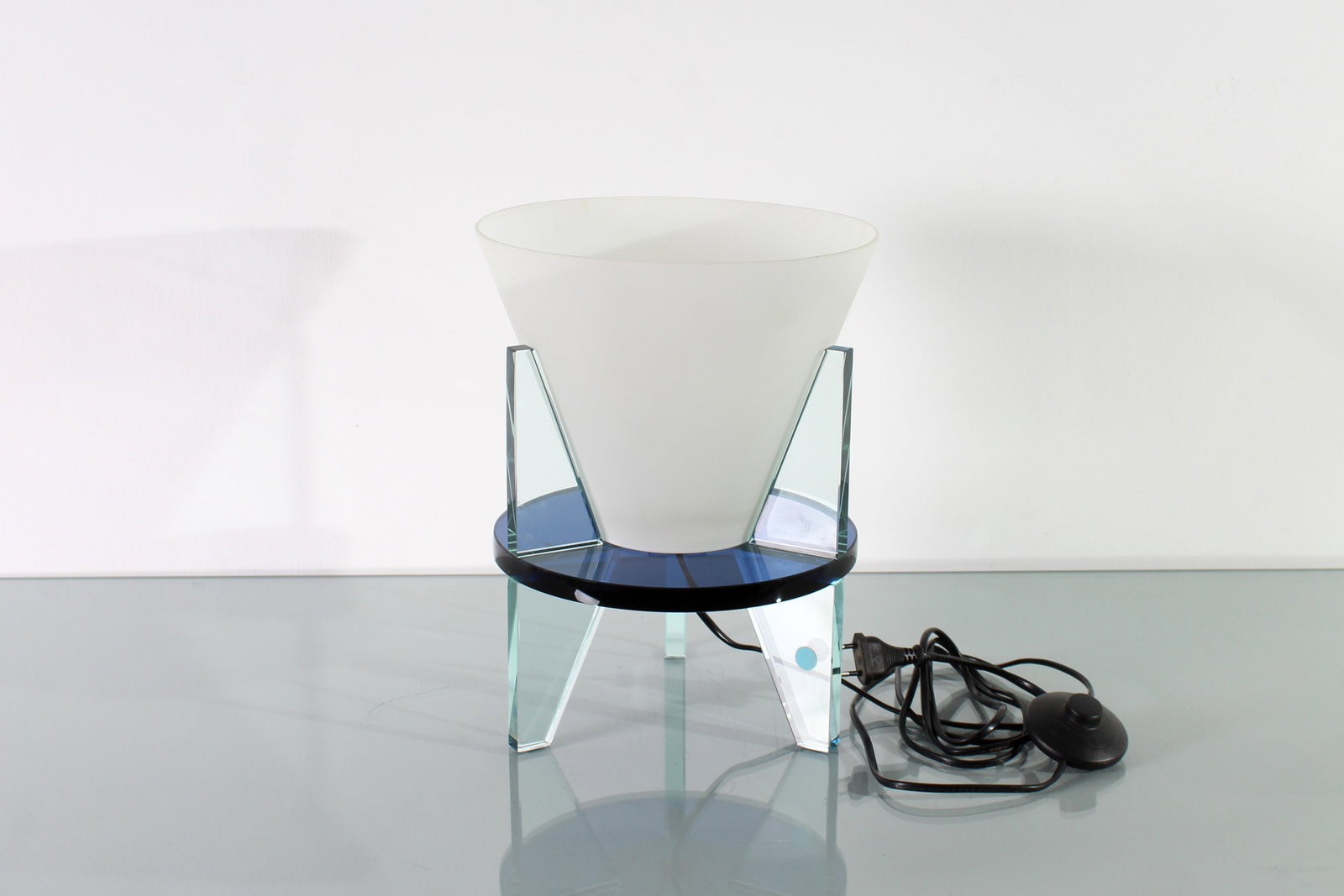 Rodolfo Dordoni Table lamp mod. 2748: Diameter 26 cm Height 34 cm Otero table lamp mod. 2748 by Rodolfo Dordoni for Fontana Arte, 1984. Cut crystal, colored crystal, opal glass. Adhesive label present. Literature: Laura Falconi, Fontana A