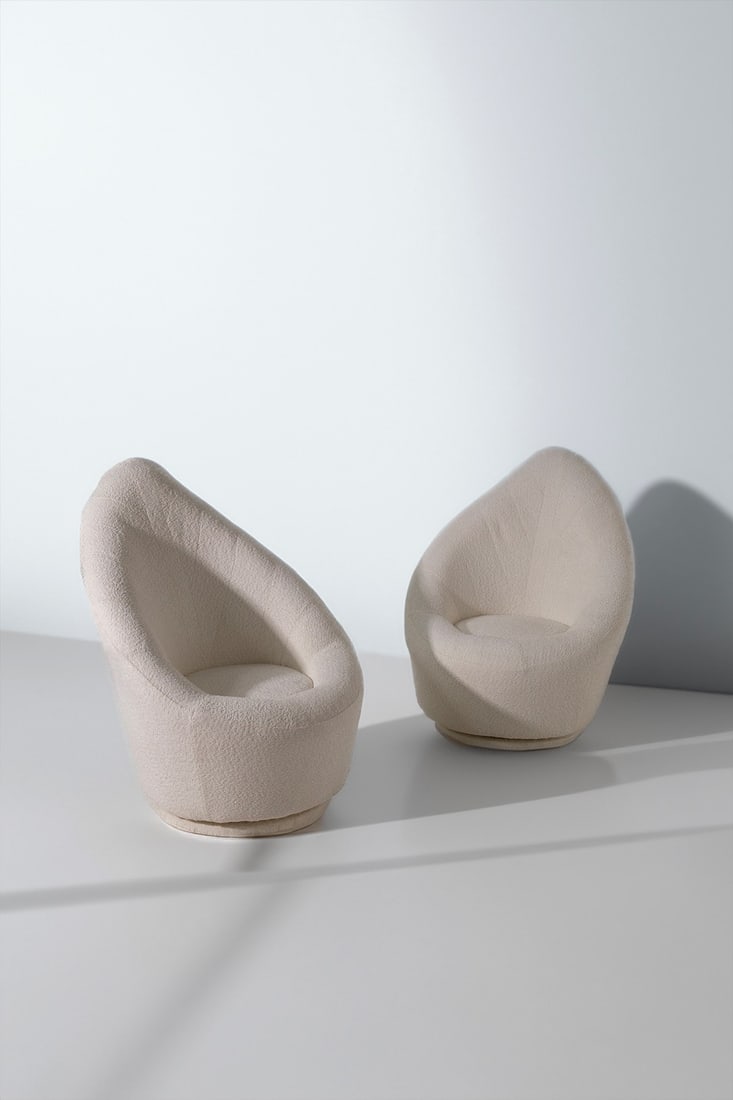 Manifattura francese Vintage boucle swivel armchairs: Height: 101 cm, Width 78 cm, Depth: 95 cm Pair of vintage French circa 1960s leaf-shaped armchairs. The armchairs are swivel and newly upholstered in bouclè fabric