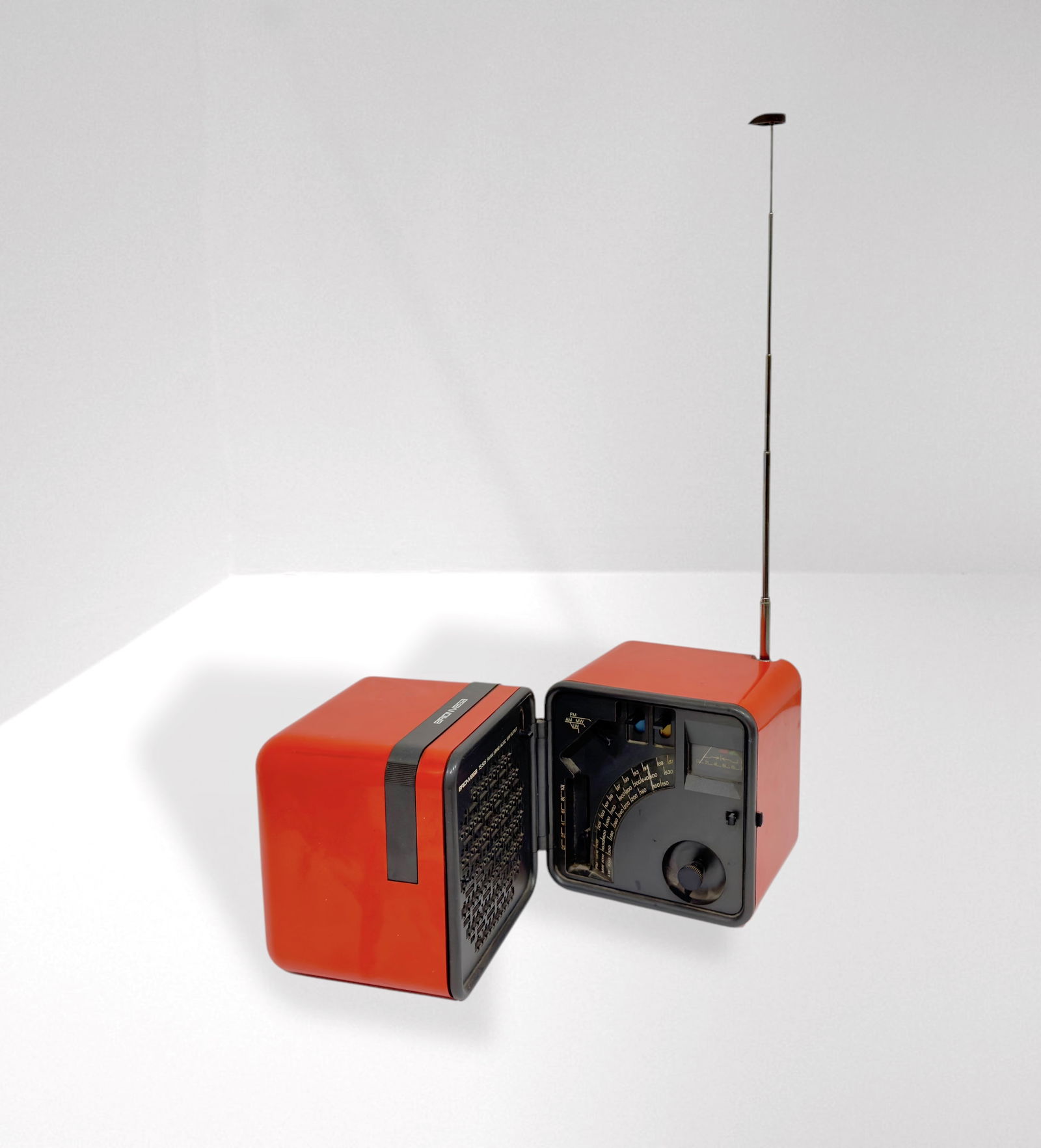 Marco Zanuso - Richard Sapper , Radio Cube TS 505: Width 23 cm Depth 14 cm Height 13 cm Radio mod. TS 505 Cube portable. Red and black plastic. Prod. Brionvega 1970s
