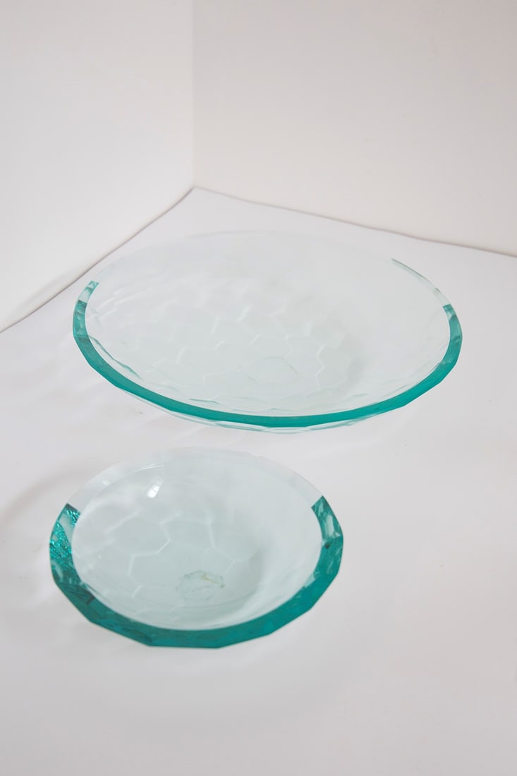 Fontana Arte Pair of glass centerpieces: Height: 7 cm Diameter: 37,5 cmPair of centerpieces made of thick glass using the hand-ribbon technique. The pair echoes the style of the great Fontana Arte manufacture of the 1980s.In the pair we find