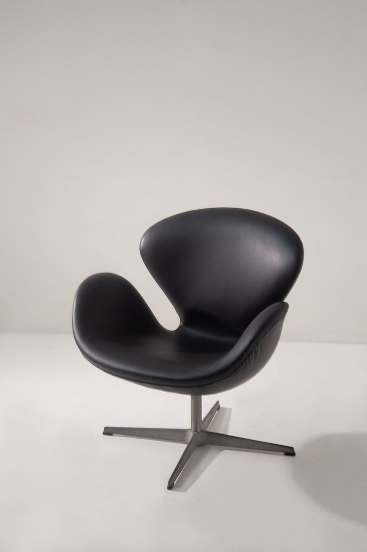 Arne Jacobsen Swan Chair for Fritz Hansen (1 of 2)