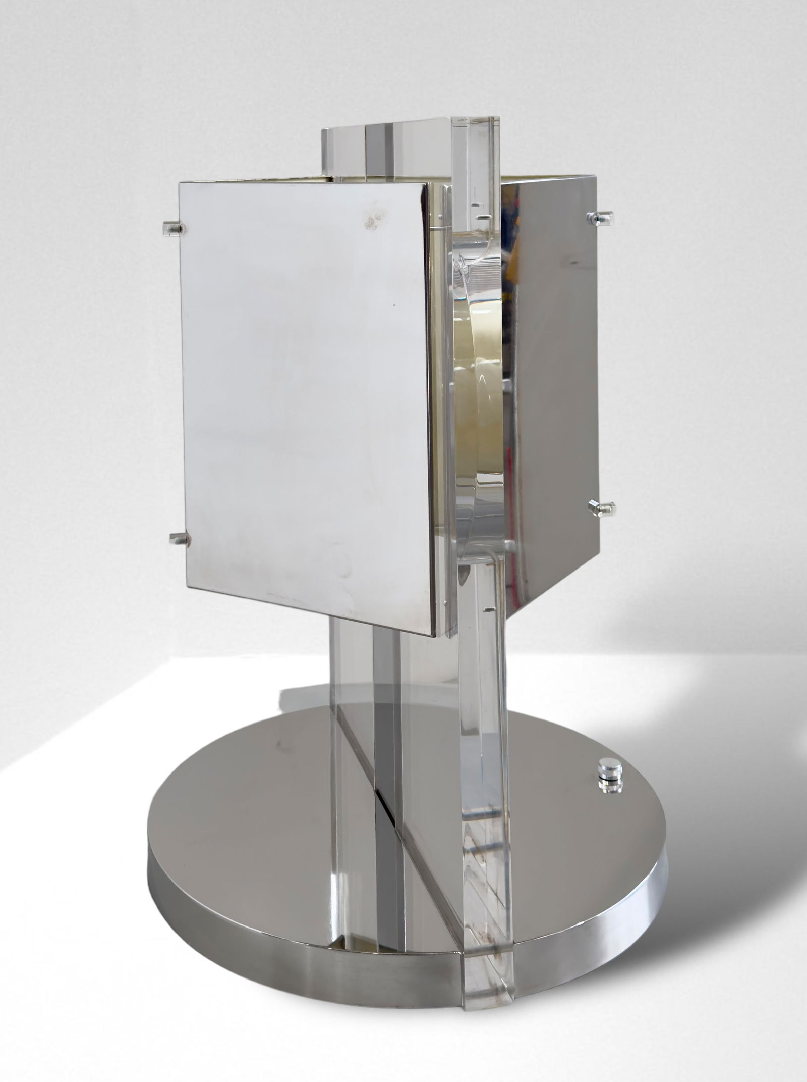 Sandro Petti Table lamp: Width: 25 cm Depth: 28 cm Height: 52 cmLarge table lamp in lucite and chrome-plated metal. Designer Arch. Sandro Petti, 1970s. Present Label with signature of the author.