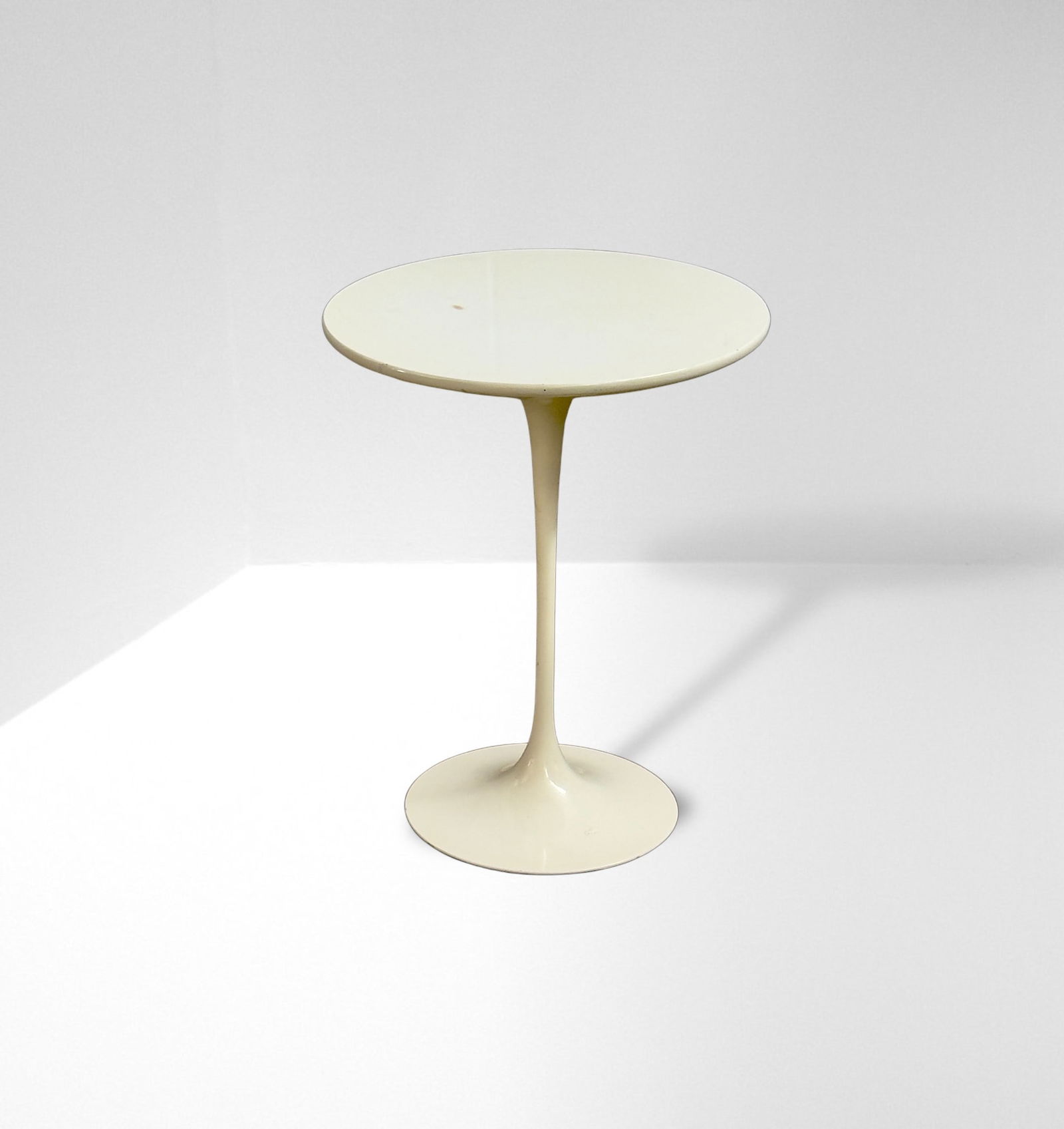 Eero Saarinen Tulip Coffee Table for Knoll International: Height 52 cm Diameter 40 cmCoffee table designed by Eero Saarinen in the 1950s for Knoll International. 1970s production.Stem leg in painted die-cast aluminum and round top in white laminate. Present