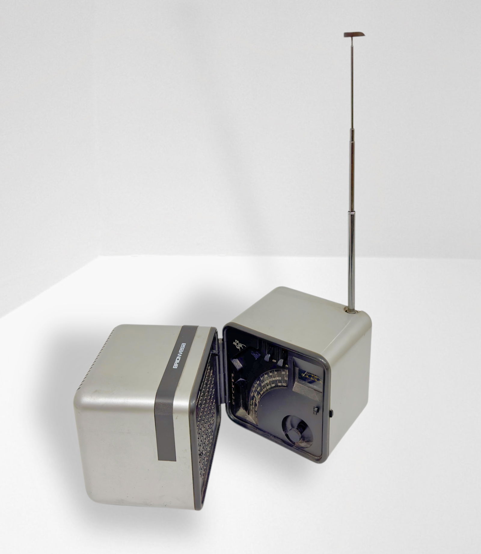 Marco Zanuso - Richard Sapper , Radio Cube TS 505: Width 23 cm Depth 14 cm Height 13 cmRadio mod. TS 505 Cube portable. Silver and black plastic. Prod. Brionvega 1970s