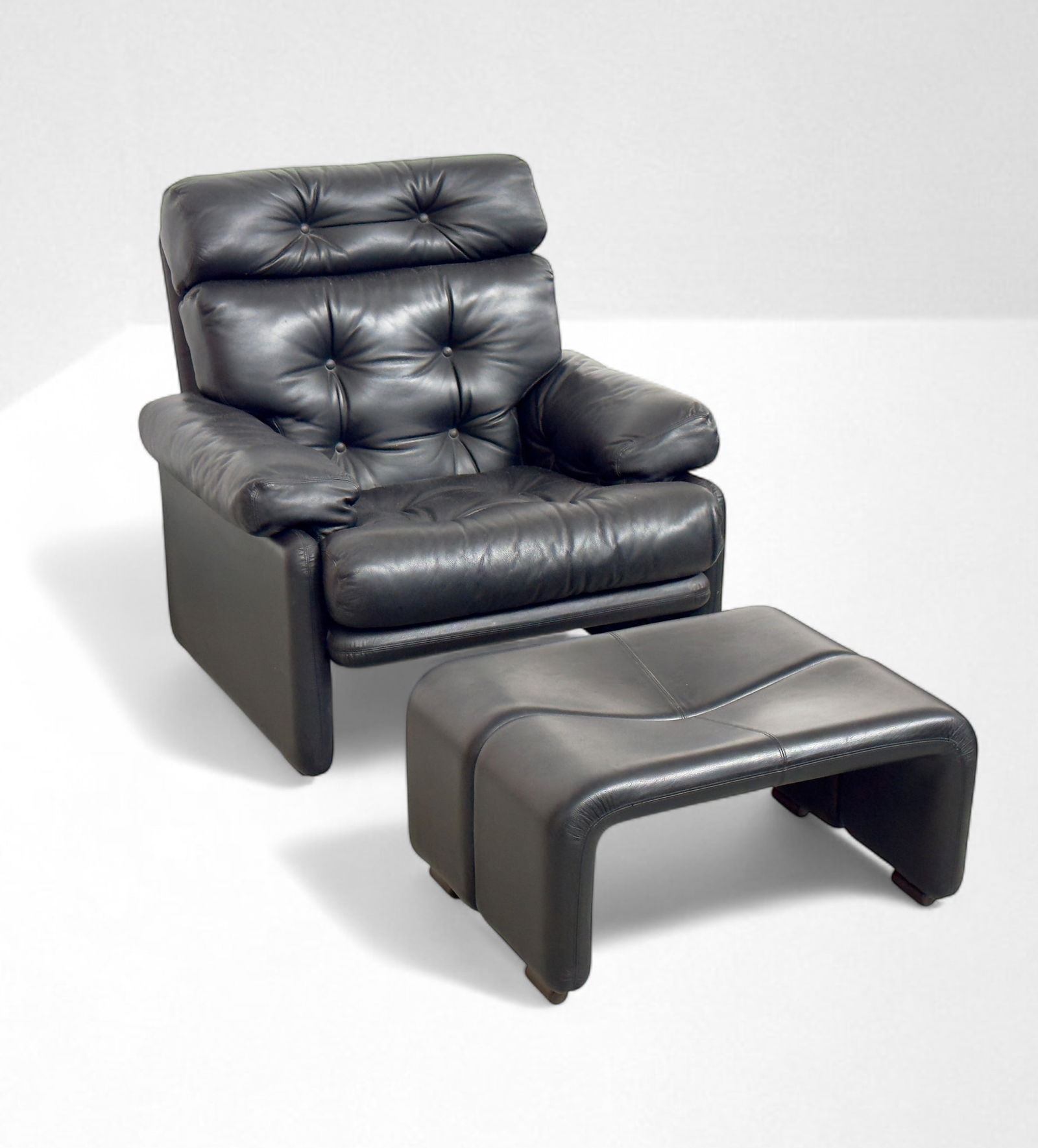 Tobia Scarpa Coronado armchair: Width 94 cm Depth 95 cm Height 90 cm Seat height 45 cmCoronado armchair with footrest by Tobia Scarpa for B&B Italia, 1960s. Manufacturer's label present.