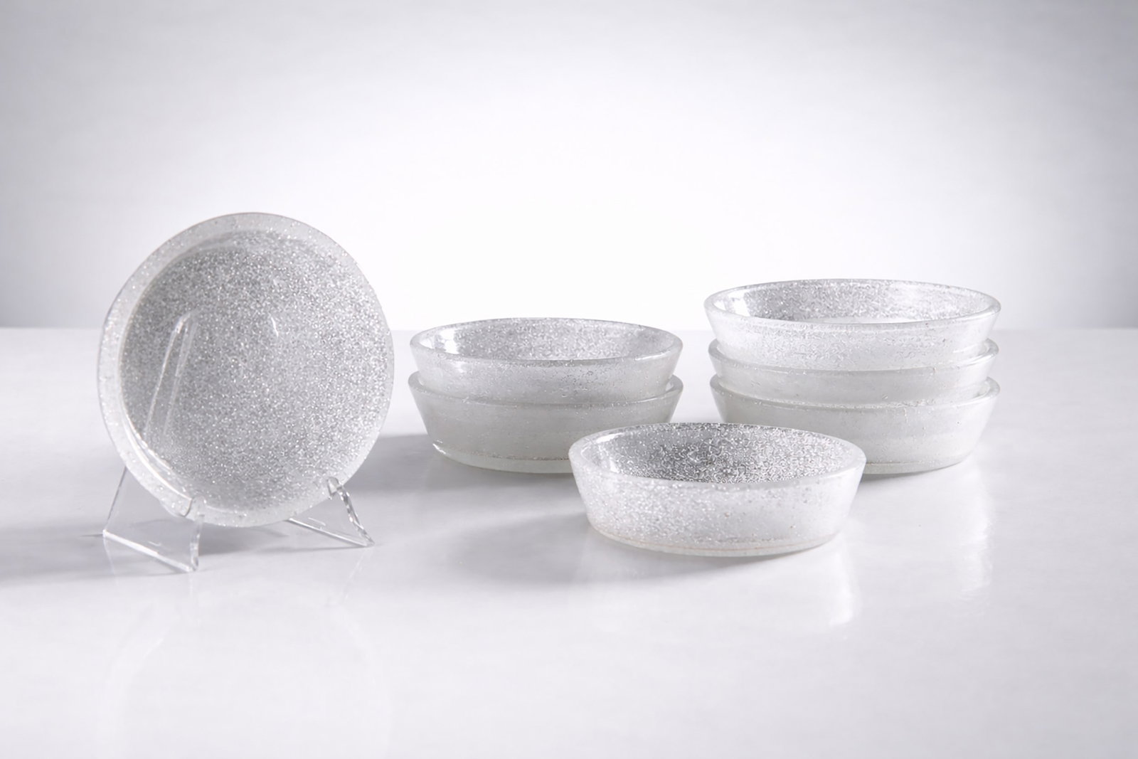 Carlo Scarpa Set of saucers: Height 2.8 cm, diameter 10 cmSet of seven Murano glass saucers with bubbles from the 1940s for Venini