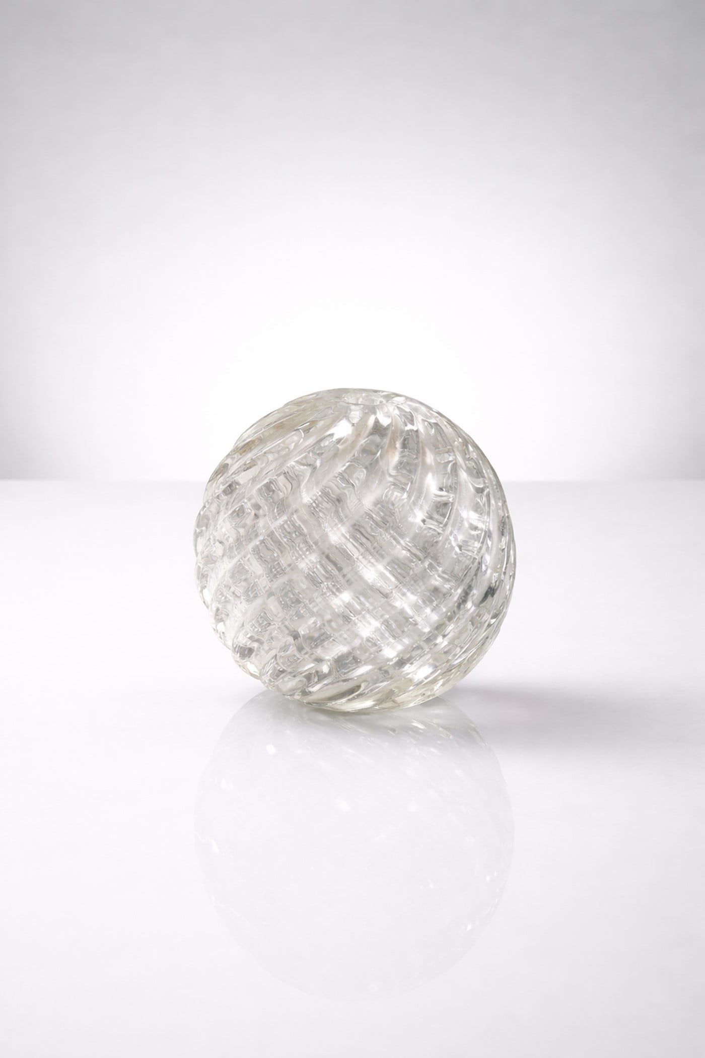 Paolo Venini Round vase: Height 10.5 cm, diameter 10.5 cmPaolo Venini for Venini. Round vase from the "Diamante" series. Acid-etched signature. Venini, Murano. Late 1930s.