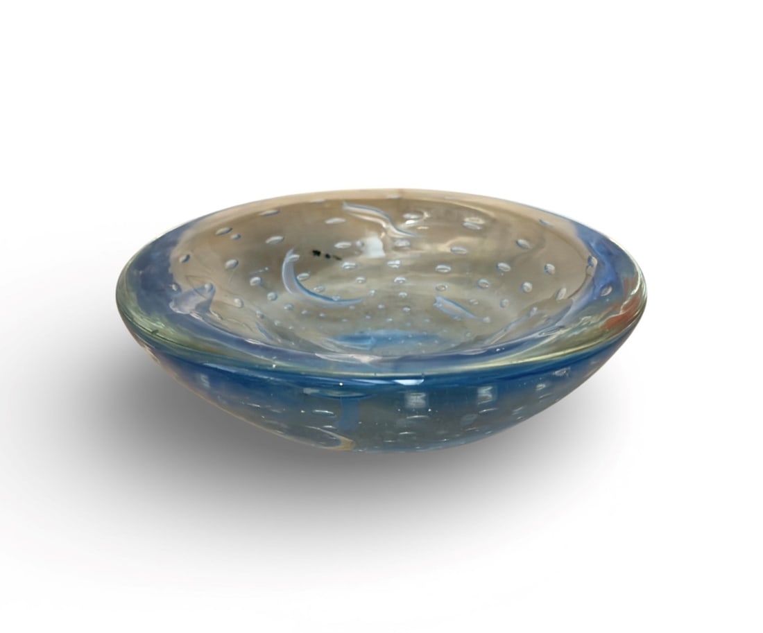 Archimede Seguso Murano glass bowl: Height 4 cm, diameter 15.5 cm.Blue Murano glass bowl, made using the controlled air bubble technique. Archimede Seguso. Italy, 1960s.