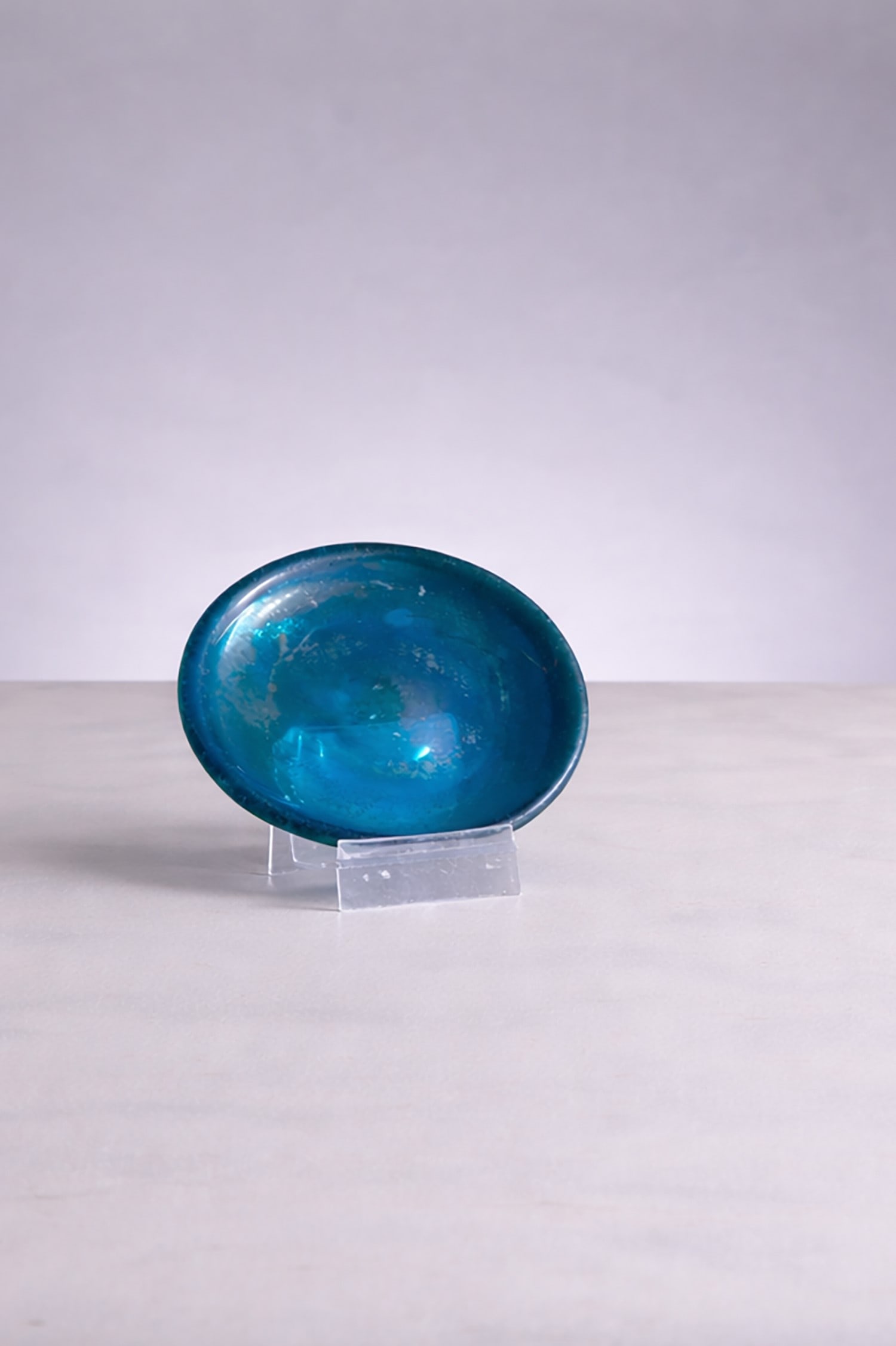 Carlo Scarpa Empty pockets: Height: 2 cm Width: 17.5 cm Depth: 13.5 cmSmall empty pockets by Carlo Scarpa, Corrosi series, 1936-38, blue, acid-etched signature, Murano Venini, made in Italy