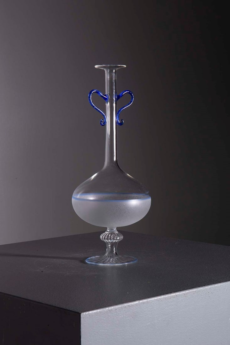 Murano Glass Vaso italiano in vetro Murano soffiato con dettagli blu 1900: Height: 31 cm Diameter: 12.5 cmTransparent Murano blown glass vase, with blue glass details. Italian manufacture from 1900.