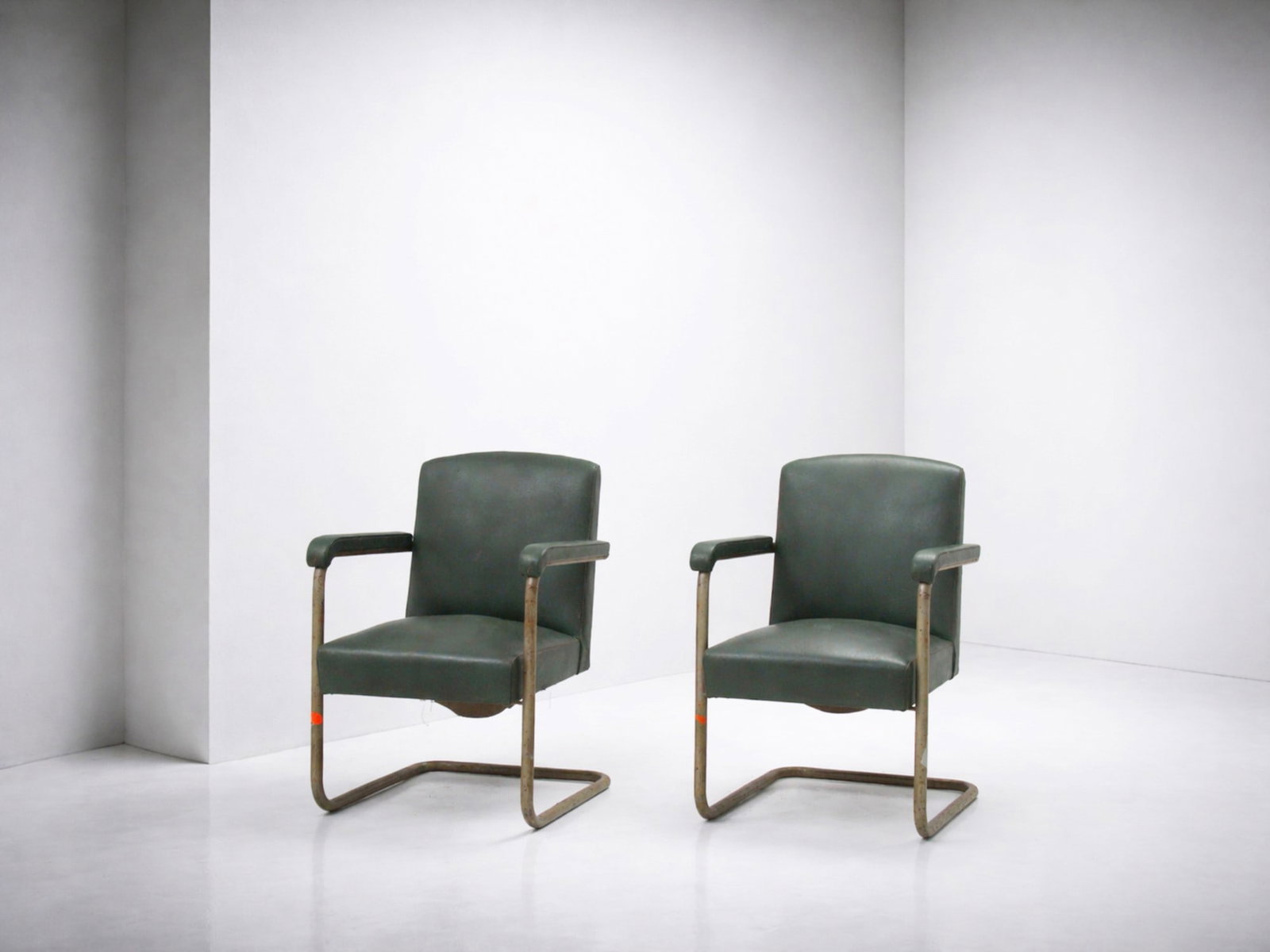 Columbus Pair of armchairs: Height: 86 cm Width: 59 cm Depth: 60 cm Pair of Italian Rationalist armchairs by Raggi - Columbus, 1920s-1930s. Original period upholstery in green faux leather.