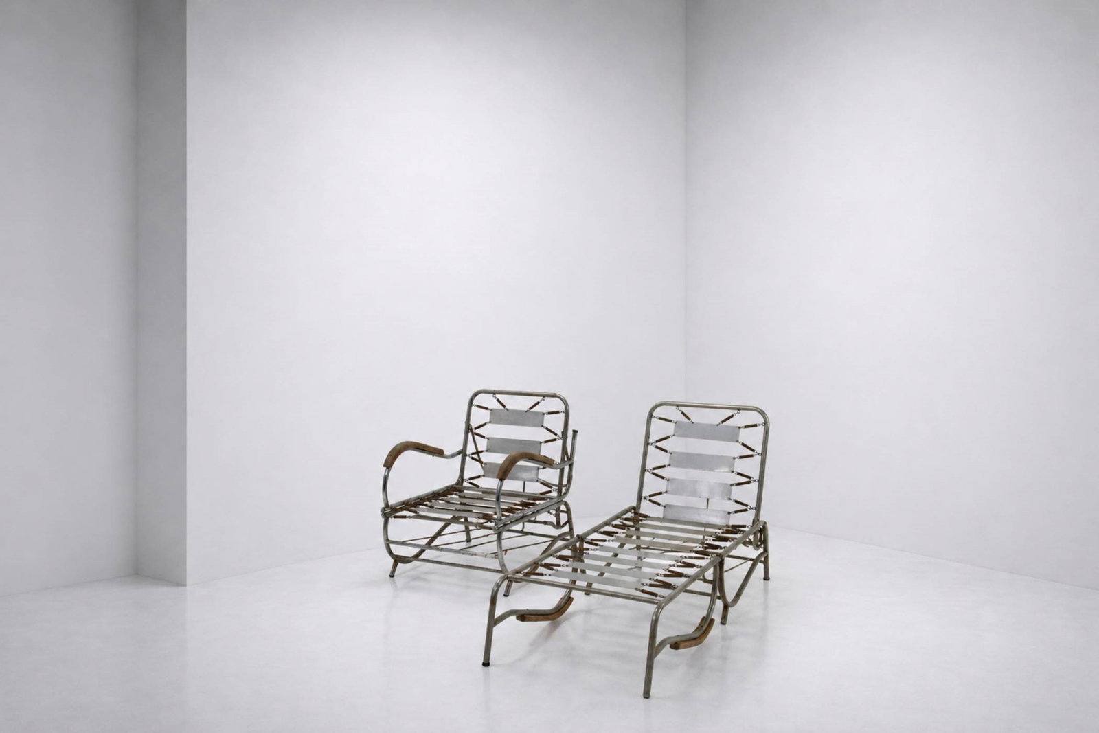 Cova Reclining chairs: Height 83.5 cm, depth 80 cm, width 72 cm Pair of armchairs that convert into deck chairs, manufactured by Cova in the 1920s–1930s