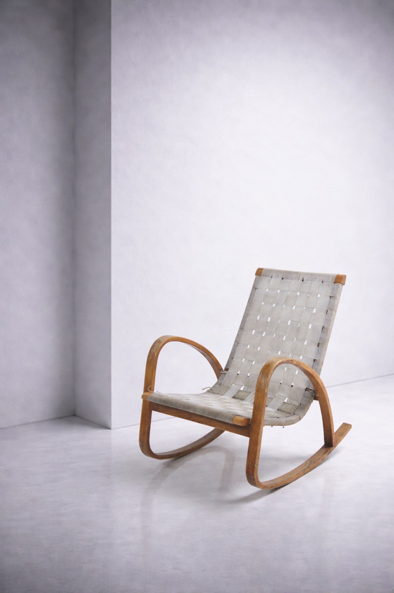 Manifattura Italiana Rocking chair: Height: 62 cm Width: 79 cm Depth: 80 cm Italian Rationalist-era rocking chair, covered in woven rope.