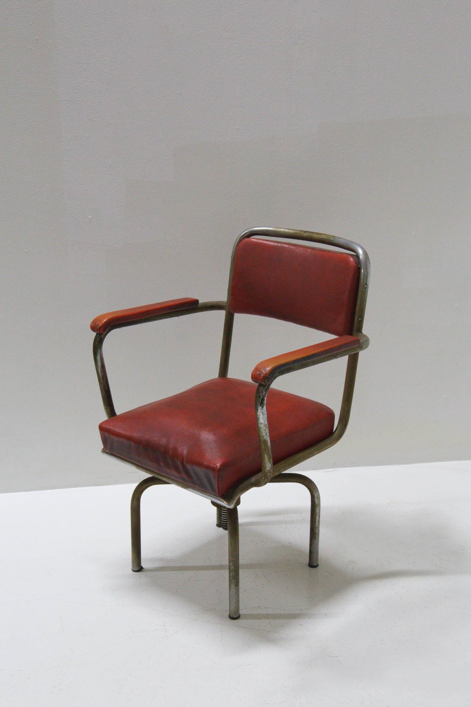 Manifattura Italiana Armchair: Height: 84 cm, Width:59 cm, Depth: 60 cm Italian Rationalist office chair from the 1930s, with original period upholstery.